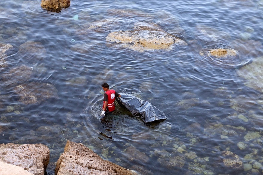عکس | تلاش برای یافتن اجساد پناهجویان در ساحل طرابلس