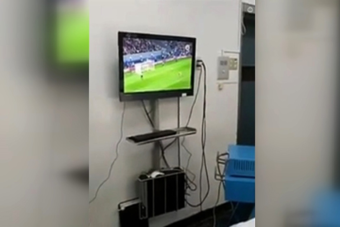 فیلم | تماشای فوتبال توسط جراحان در اتاق عمل!