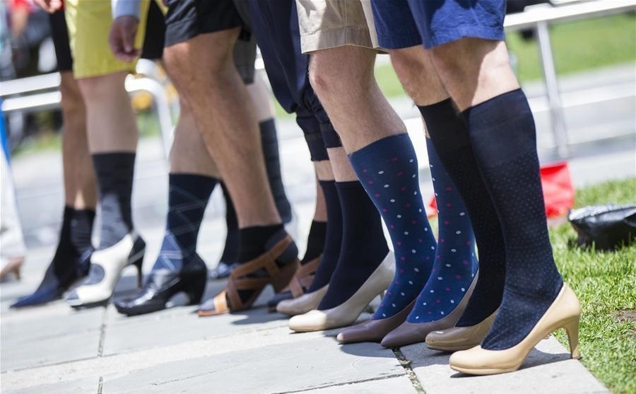 تصاویر | پیاده‌روی مردان با کفش پاشنه بلند برای همدردی با زنان