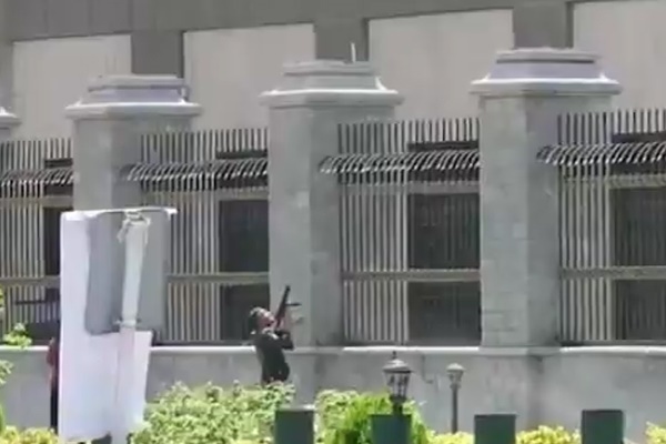 فیلم | محاصره حمله‌کنندگان به مجلس توسط نیروهای امنیتی