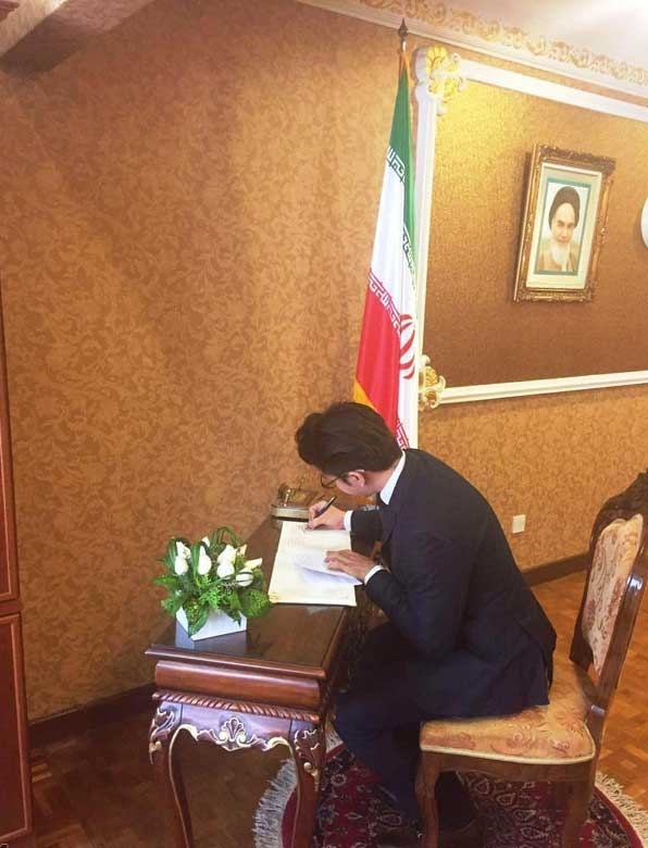 تصاویر | ادای احترام مقامات خارجی به شهدای حملات تروریستی تهران