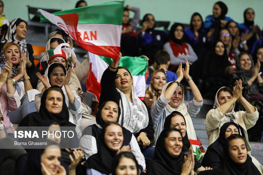 تصاویر | زنان تماشاگر والیبال در ورزشگاه آزادی