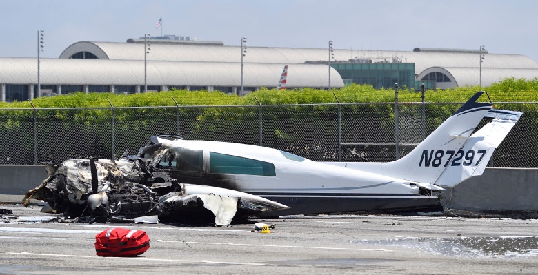 تصاویر | سقوط هواپیمای کوچک در بزرگراه پرتردد کالیفرنیا 