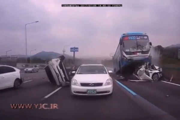 فیلم | اتوبوسی که چند خودرو را به طرز وحشتناکی له کرد