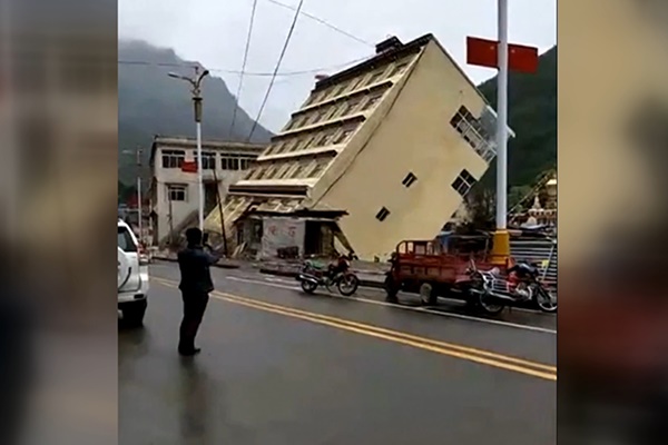 فیلم | فروریختن ساختمان بر اثر بارش شدید باران