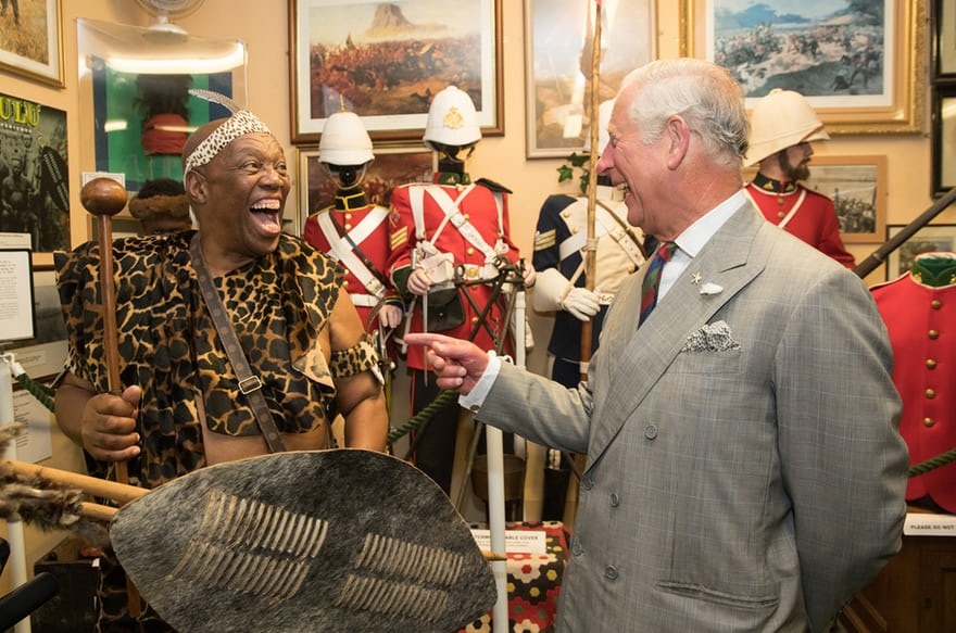 تصاویر | خوش‌وبش ولیعهد بریتانیا با یکی از اعضای قوم آفریقایی «زولو» در موزه ولز