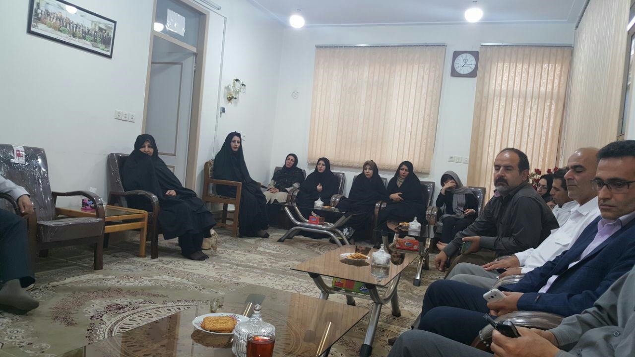 اعتراض اولیای دانش آموزان دبیرستان فرزانگان به آموزش پرورش استان / حضور در دفتر امام جمعه خرم آباد