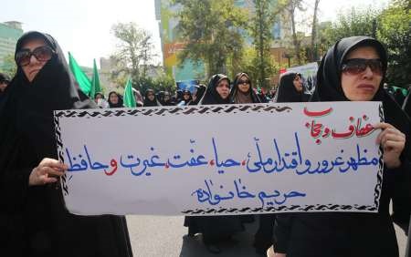تجمع مردم همدان در دفاع از حریم عفاف و حجاب در پیاده ‌راه بوعلی