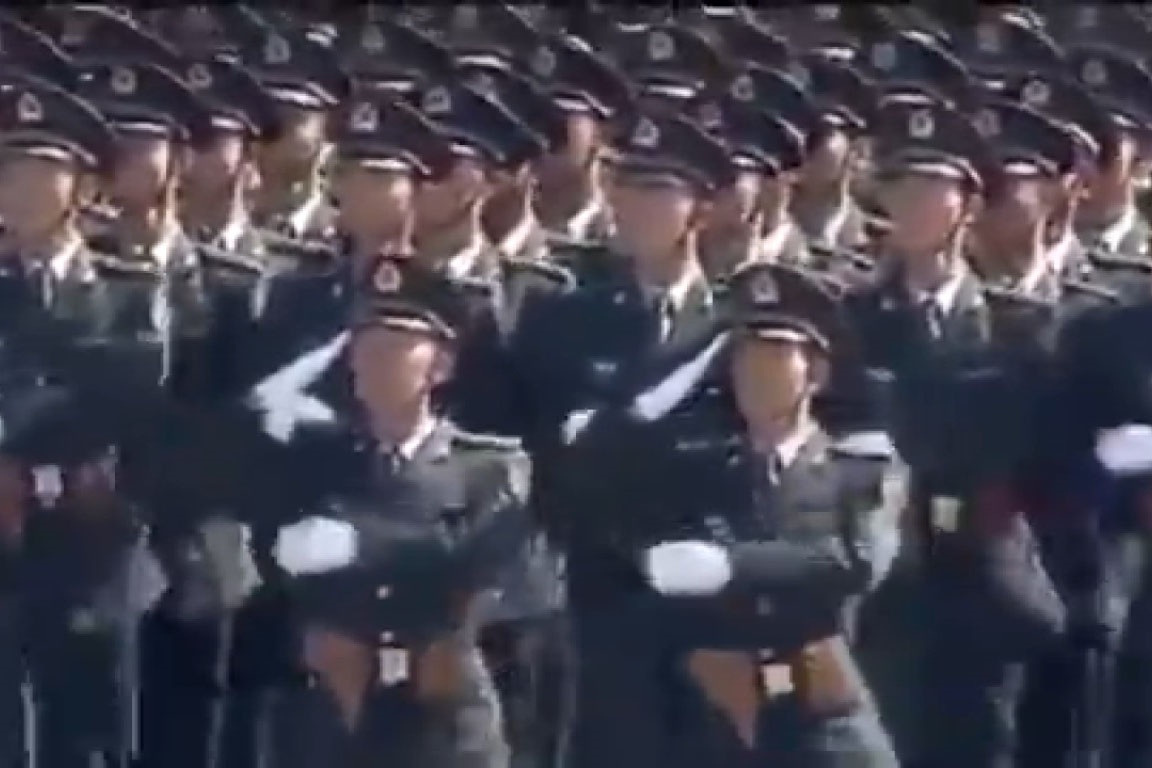 فیلم | رژه باور نکردنی ارتش چین که بیشتر شبیه ربات هستند تا آدم!