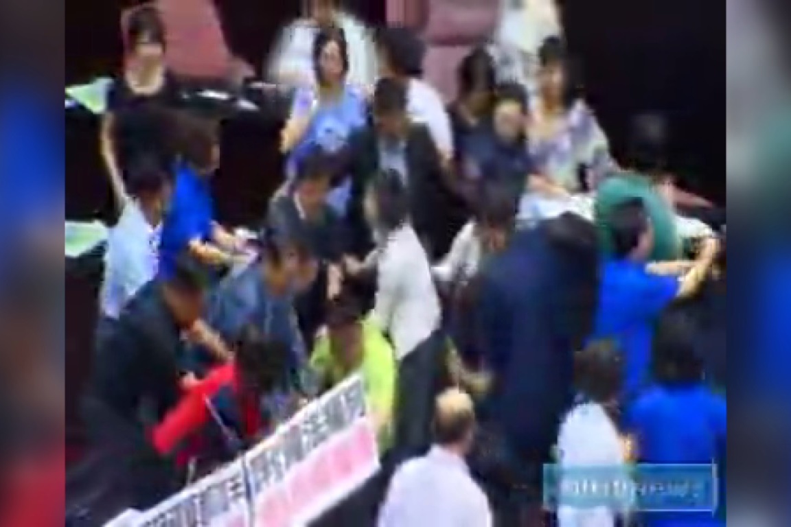 فیلم | کتک‌کاری در پارلمان تایوان!