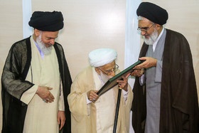 اعطای نشان فاطمی برای قدردانی از نیم قرن خدمات آیت‌الله جنتی 