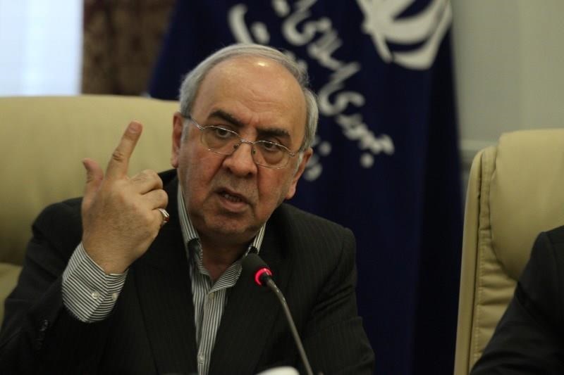 معظمی: پشتِ پرده را نمی‌دانم، خودم پشتِ پرده هستم