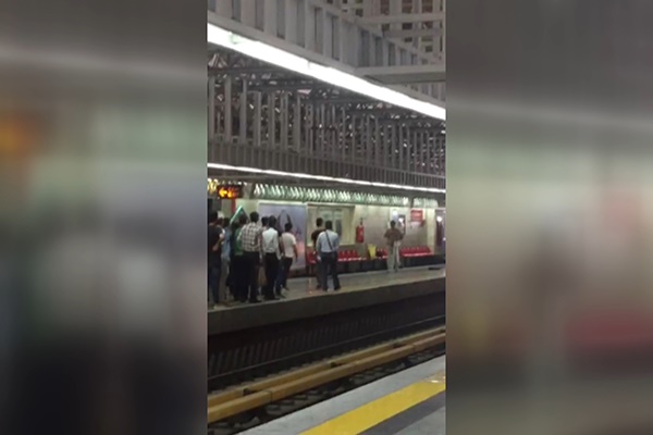 فیلم | اولین تصاویر از لحظه قمه‌کشی یک مرد مهاجم در متروی شهرری