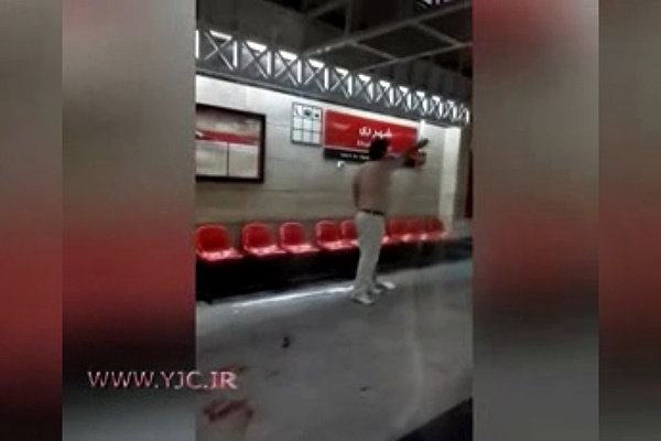 فیلم | حمله مرد قمه به دست به مسافران متروی شهرری از زاویه‌ای دیگر