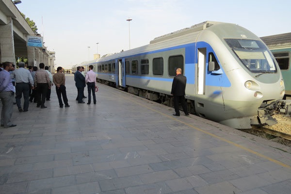 قطار سریع‌السیر با سرعت ۲۰۰ کیلومتر بر ساعت در مسیر همدان به تهران و مشهد
