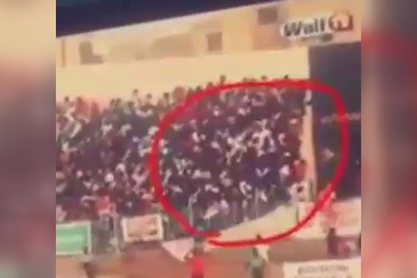 فیلم | لحظه فروریختن دیوار استادیوم فوتبال در سنگال