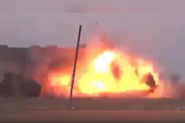 فیلم | لحظه انفجار انتحاری یک داعشی در موصل 
