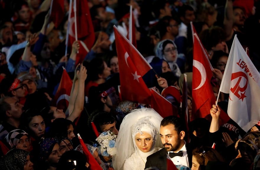 عکس | حضور یک عروس و داماد در سالگرد کودتای نافرجام ترکیه!