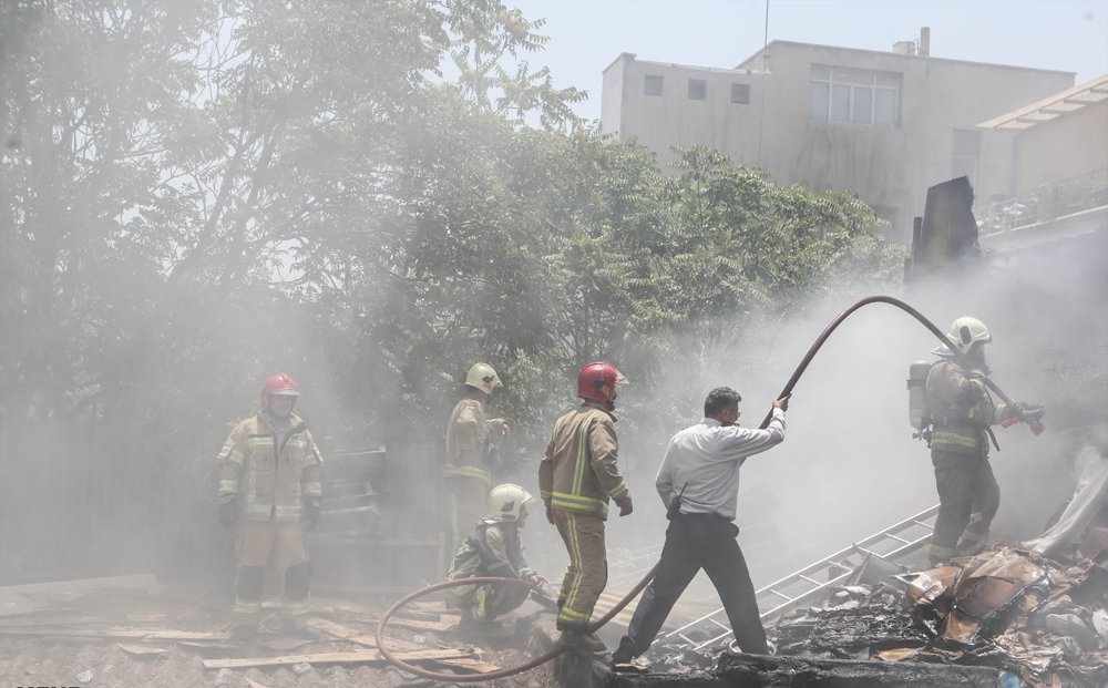 تصاویر | آتش‌سوزی انبار کالا در میدان بهارستان