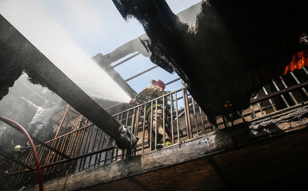 تصاویر | آتش‌سوزی انبار کالا در میدان بهارستان