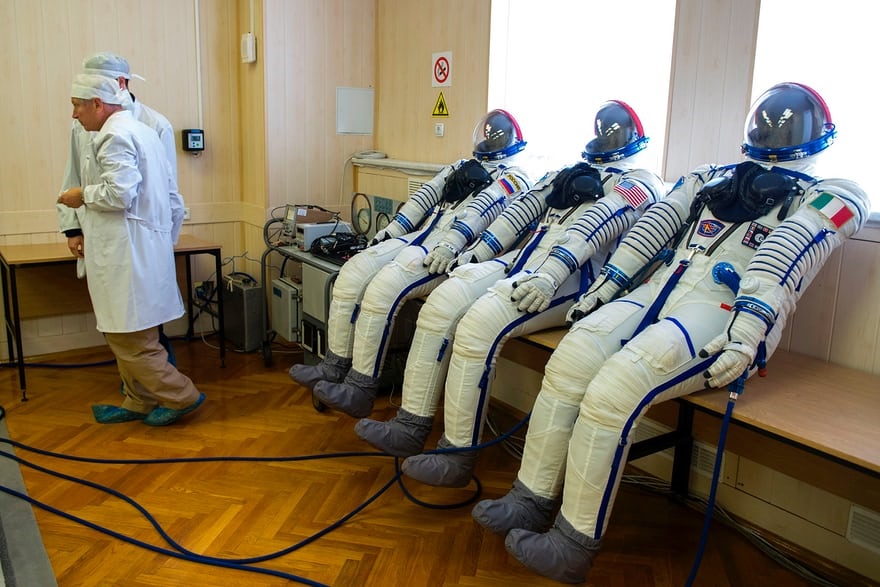 عکس | لباس‌های فضانوردی که در پایگاه فضایی قزاقستان بررسی می‌شود