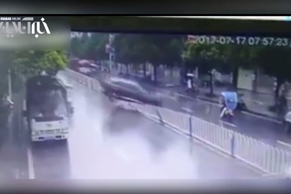 فیلم | فرود خودروی شاسی بلند روی موتورسوار
