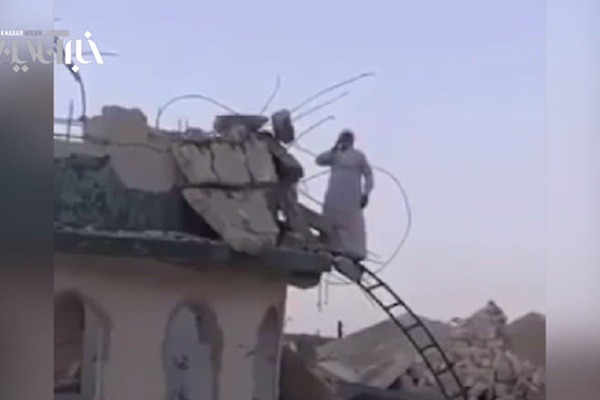 فیلم | اذان گفتن موذن عراقی بر ویرانه‌های مسجد