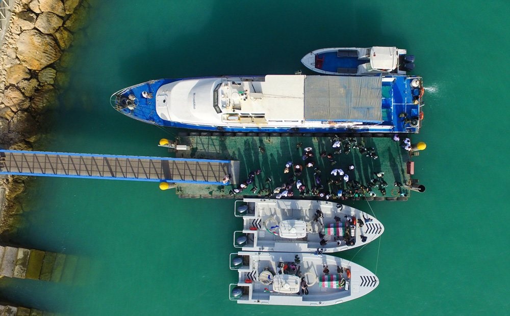 تصاویر | تشییع پیکر شهدای گمنام با قایق به جزیره قشم