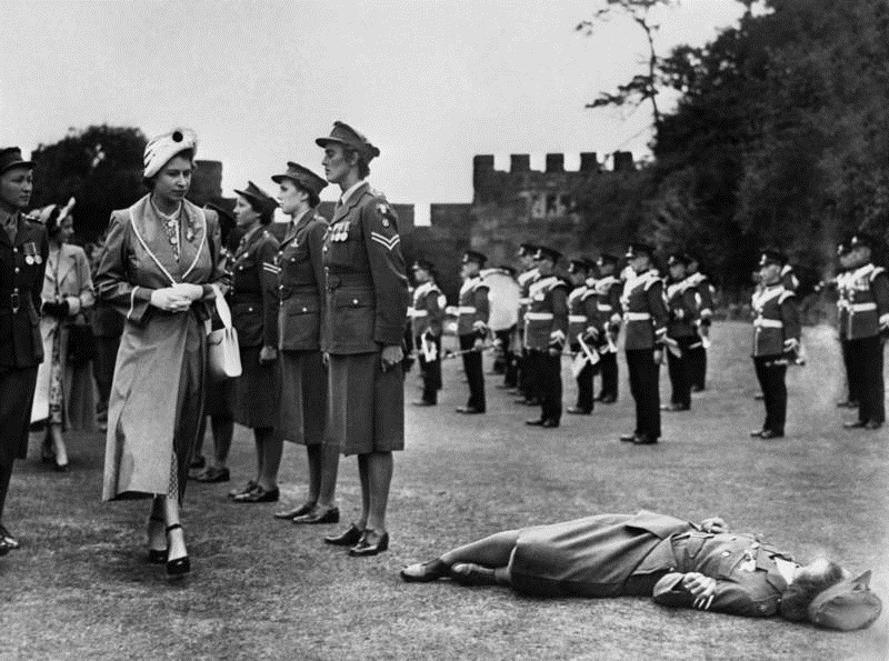 عکس | غش‌کردن سرباز زن مقابل ملکه انگلیس