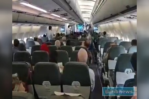فیلم | حبس مسافران پرواز اهواز به تهران در هواپیمای بدون تهویه