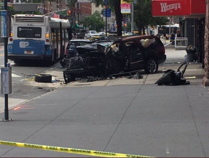 تصاویر | برخورد خودروی شاسی‌بلند با اتوبوس در نیویورک | ۱۲ نفر مصدوم شدند