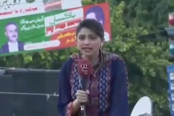 فیلم | لحظه فوت ناگهانی مجری زن معروف پاکستانی هنگام پخش زنده