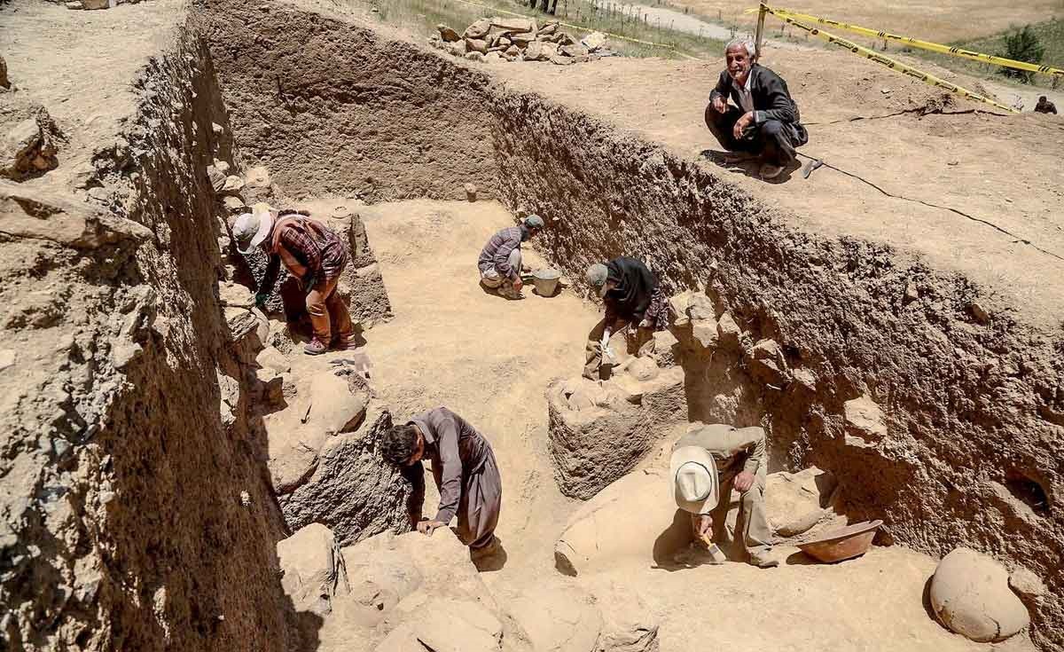 تصاویر | کند و کاو در گورهای ۲۴۰۰ ساله