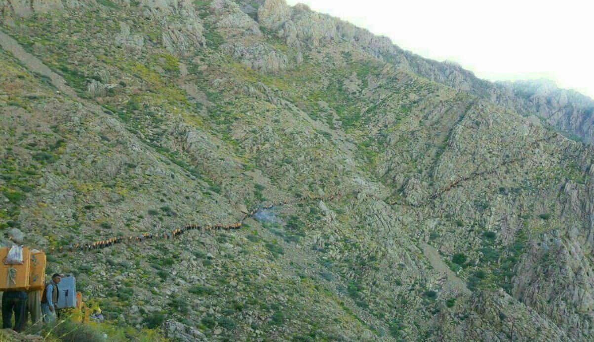 عکس | صف طولانی کول‌بران در عبور از پیچ و خم کوه‌ها 