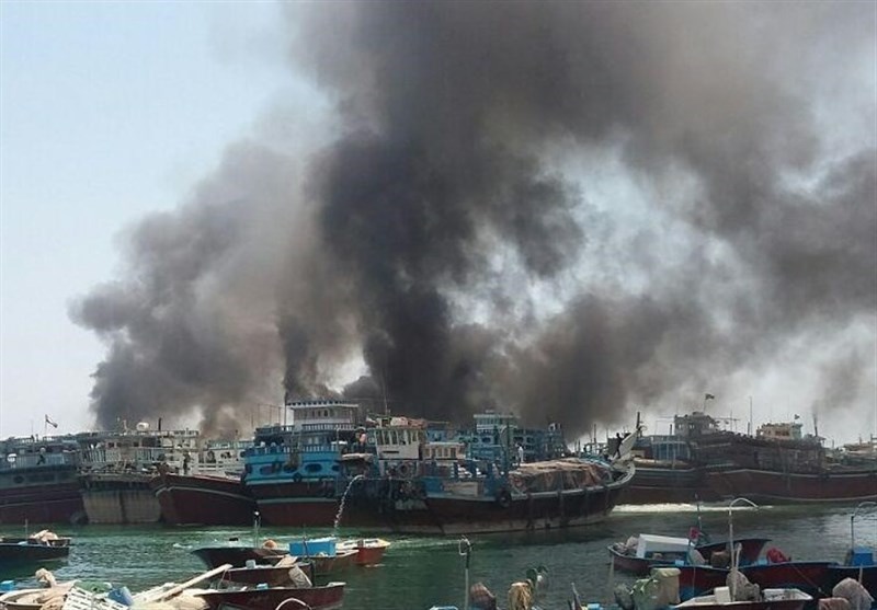 عکس | آتش‌سوزی ۷ لنج در اسکله کنگان