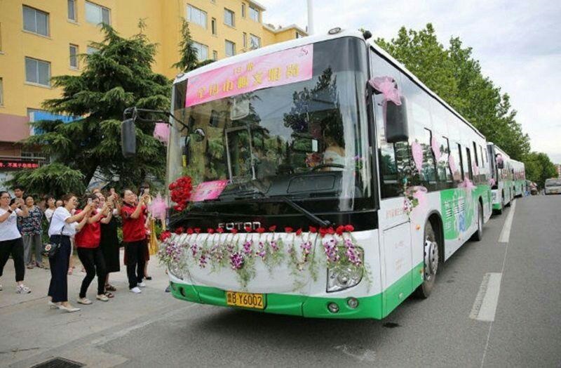 تصاویر | رانندگی عروس چینی با اتوبوسی که به ماشین عروس تبدیل شد