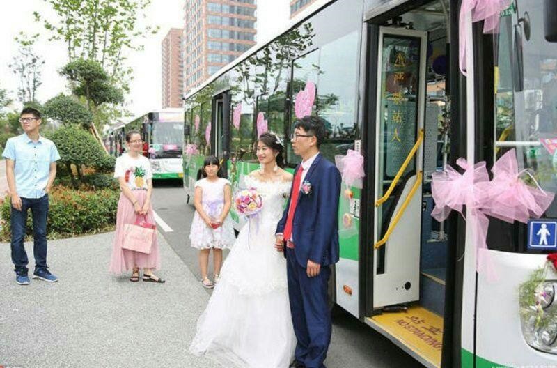 تصاویر | رانندگی عروس چینی با اتوبوسی که به ماشین عروس تبدیل شد