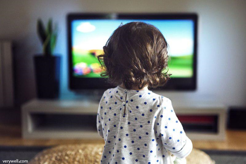 کودکان زیر یک سال نباید تلویزیون ببینند/ ۷۴ درصد خانواده‌ها این مورد را رعایت‌ نمی‌کنند 