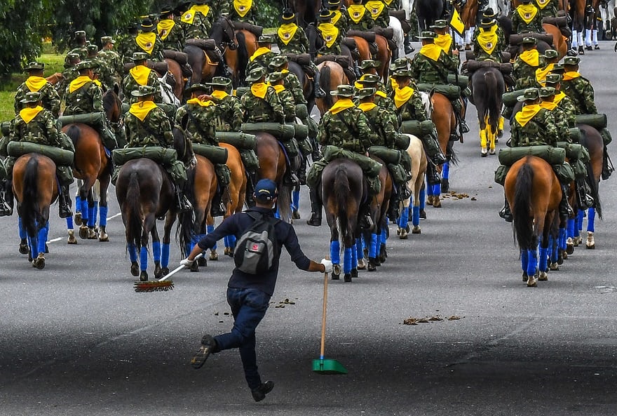 عکس | وظیفه متفاوت سرباز کلمبیایی در جشن سالگرد استقلال این کشور