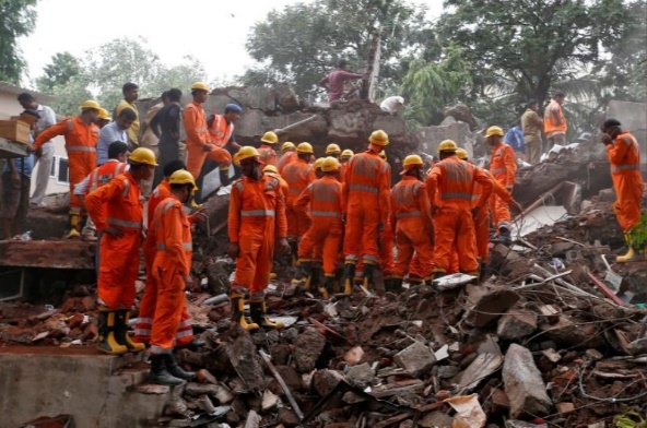 تصاویر | ریزش ساختمان ۴ طبقه در بمبئی | ۱۷ نفر کشته شدند، عده‌ای زیر آوارند