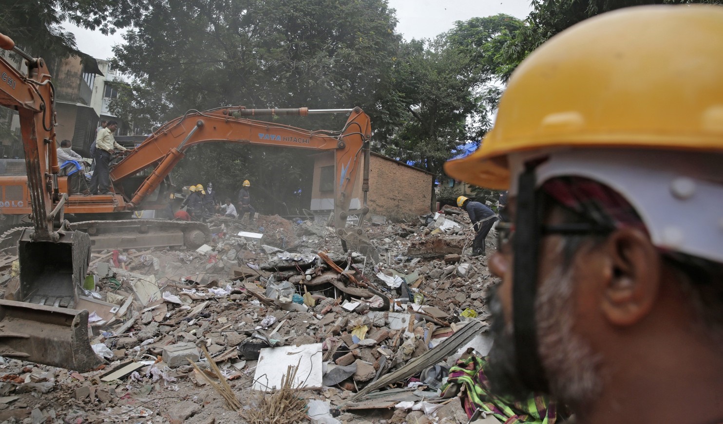 تصاویر | ریزش ساختمان ۴ طبقه در بمبئی | ۱۷ نفر کشته شدند، عده‌ای زیر آوارند