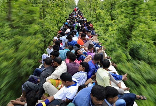 عکس | سفر پرمخاطره بنگلادشی‌ها در عکس روز نشنال جئوگرافیک
