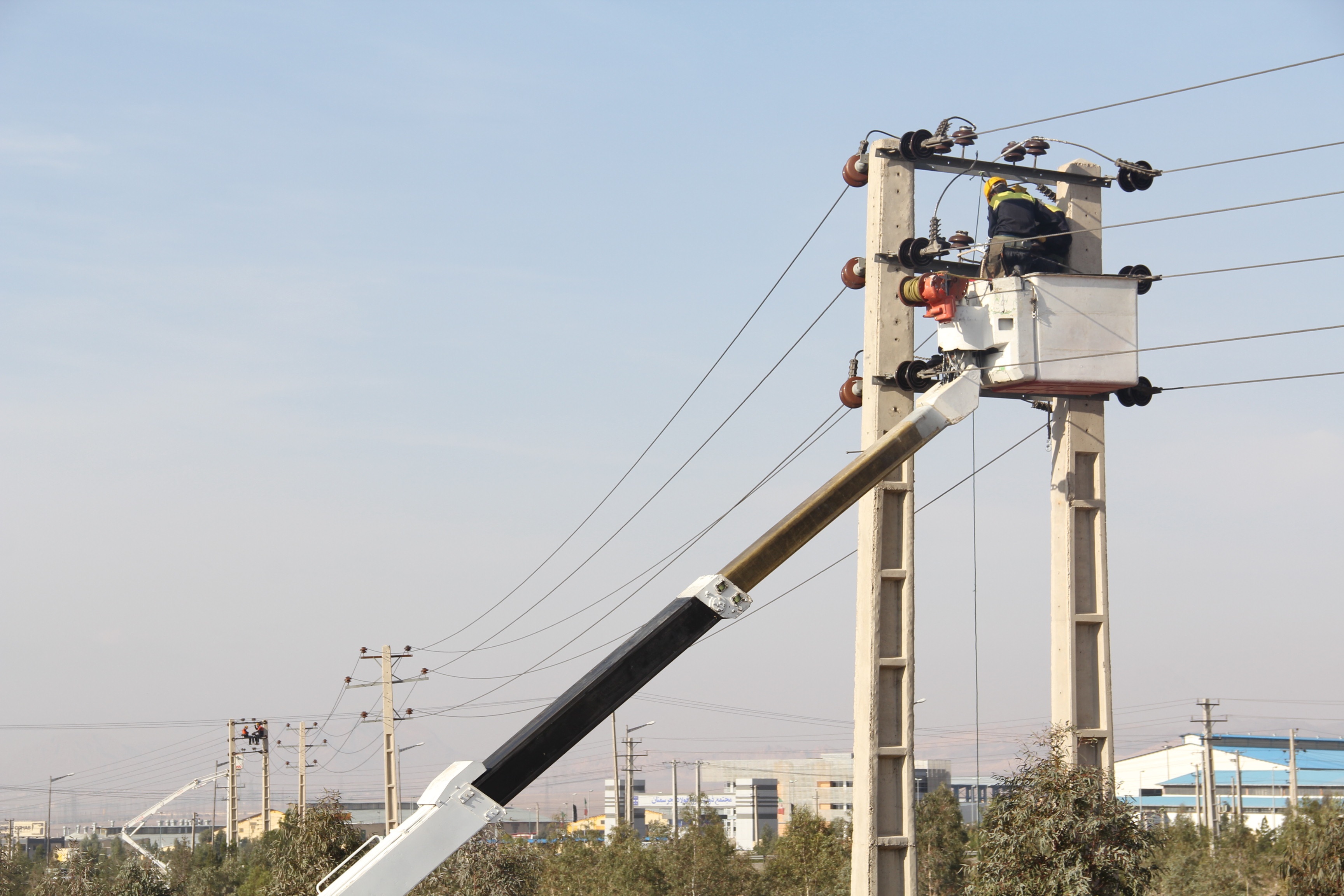 توسعه و بهینه‌سازی 18 هزار متر شبکه توزیع برق در شهرستان سمنان