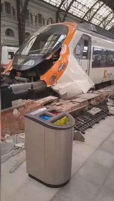 تصاویر | تصادف عجیب قطار مسافربری در ایستگاه بارسلونا