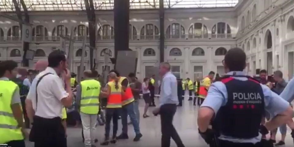تصاویر | تصادف عجیب قطار مسافربری در ایستگاه بارسلونا