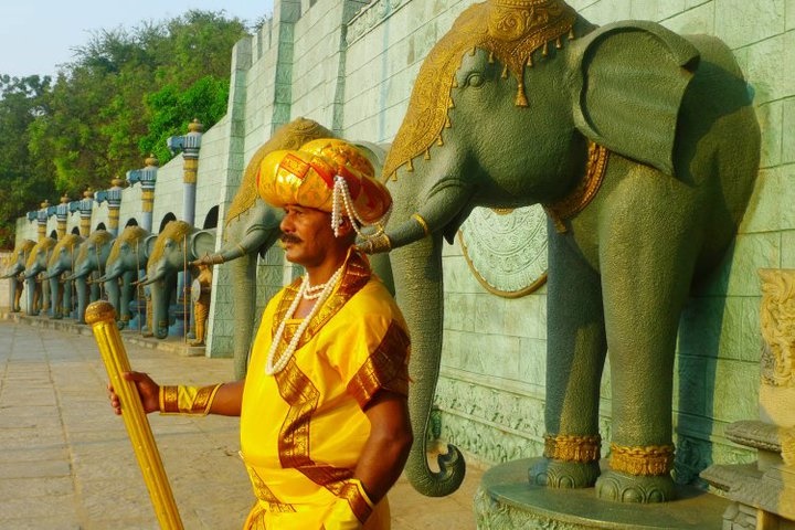 تصاویر | مرد مجسمه‌ای در هند | حقوق گرفتن برای تکان نخوردن