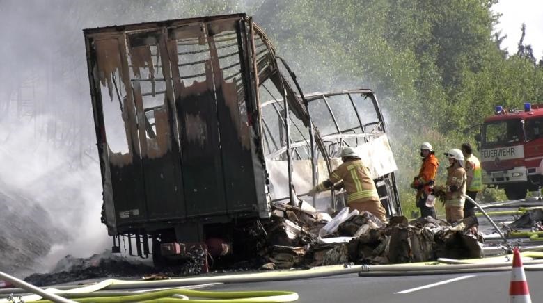 تصاویر | تصادف وحشتناک اتوبوس مسافربری و کامیون در آلمان |  ۱۷ نفر ناپدید شدند