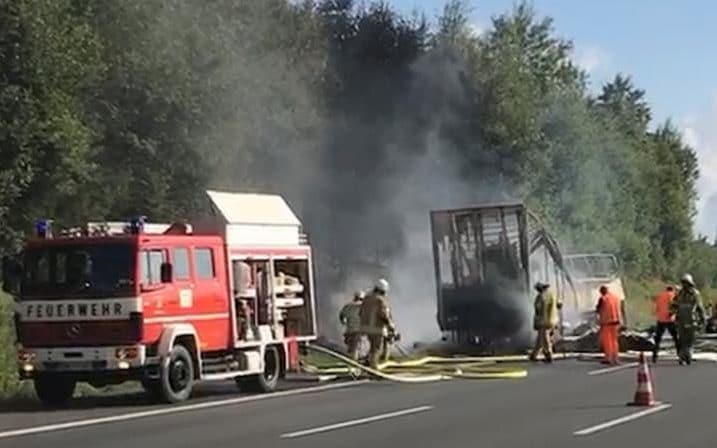 تصاویر | تصادف وحشتناک اتوبوس مسافربری و کامیون در آلمان |  ۱۷ نفر ناپدید شدند