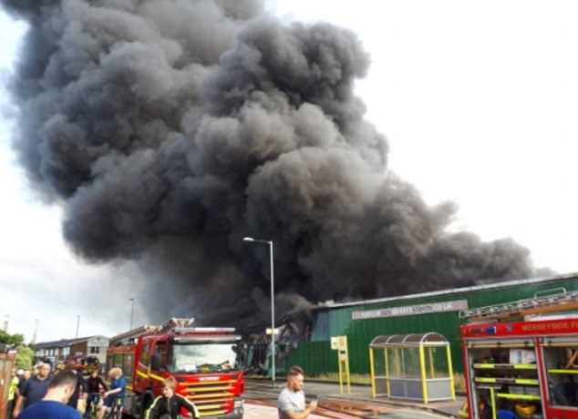 تصاویر | آتش‌سوزی بزرگ در یک مرکز تفریحی در شهر لیورپول انگلیس