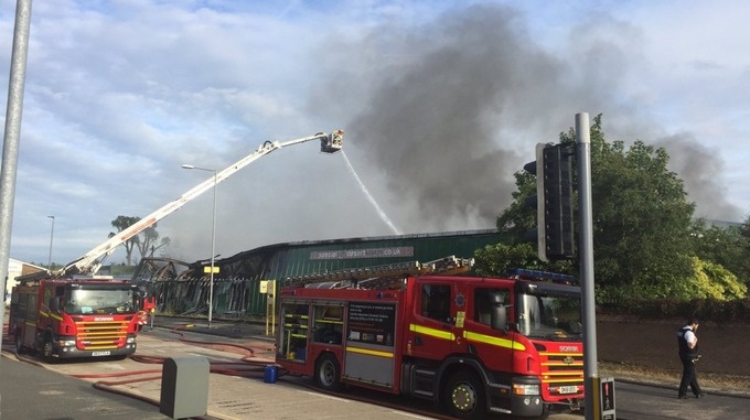 تصاویر | آتش‌سوزی بزرگ در یک مرکز تفریحی در شهر لیورپول انگلیس